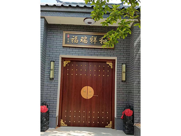 仿古實(shí)木大門(mén)